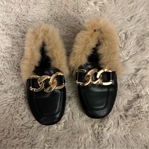 Adorable faux fur loafers with gold chain